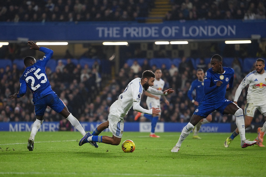 Moisés Caicedo comete un penal y el Chelsea deja escapar la victoria ante el Leeds