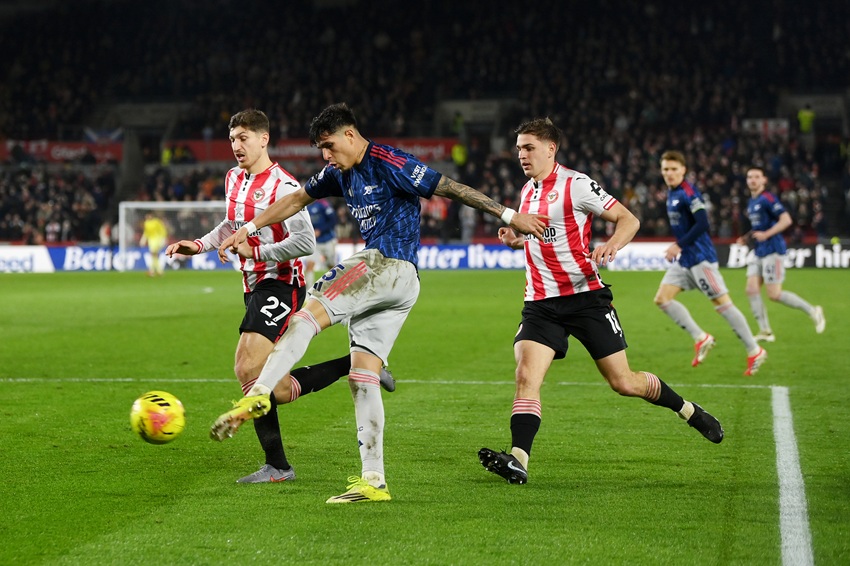 Piero Hincapié registra su primera asistencia con el Arsenal en empate contra Brentford
