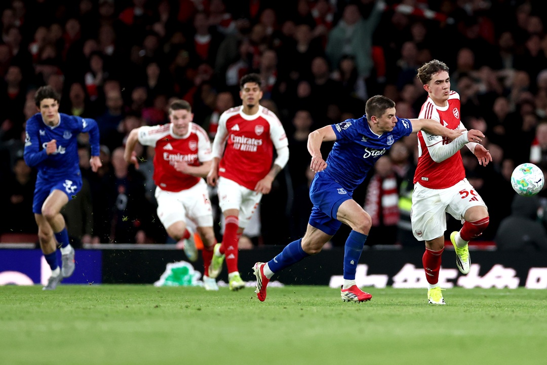 Piero Hincapié aporta una asistencia decisiva para el triunfo agónico de Arsenal contra Everton