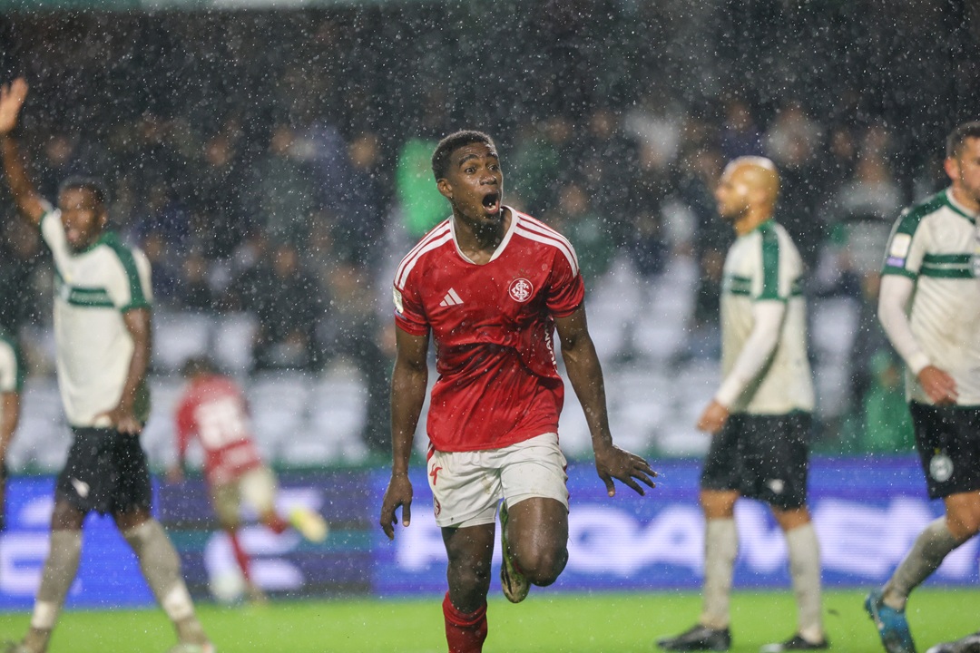 Félix Torres se viste de héroe en el empate agónico de Internacional contra Coritiba