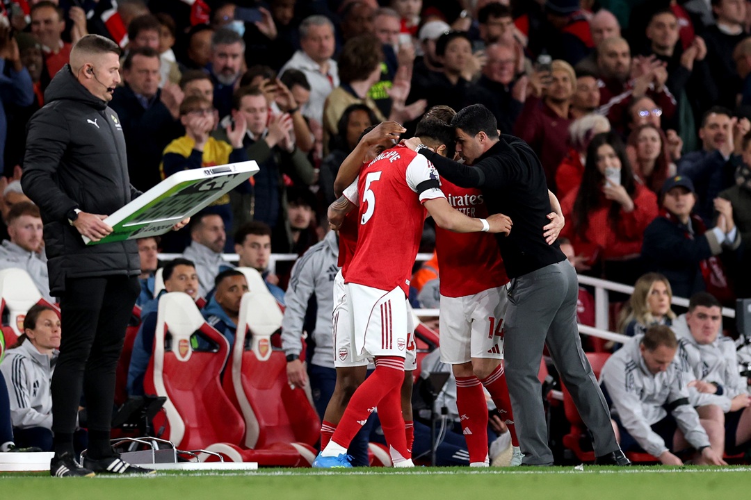 Con Piero Hincapié, Arsenal vence a Burnley y acaricia el título en la Premier League