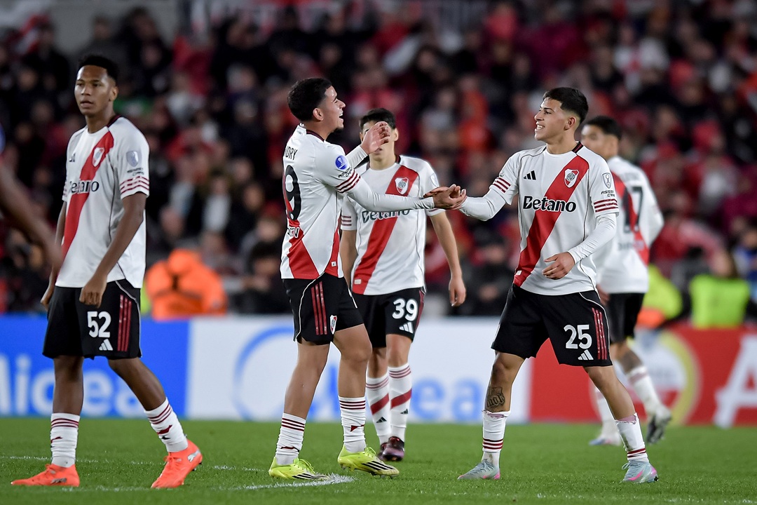 River Plate, con reaparición de Kendry Páez, salva el empate contra Bragantino y se acerca a octavos