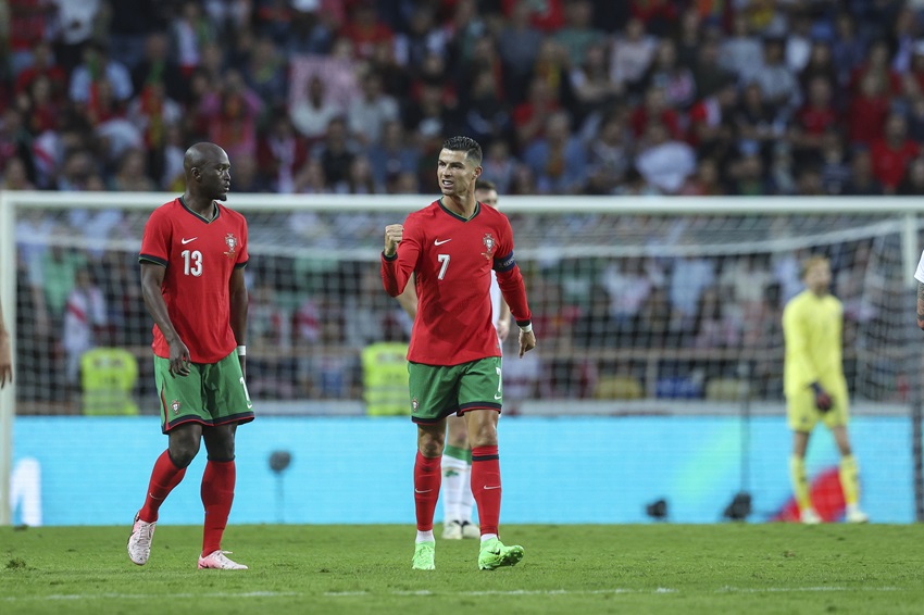 Portugal, con doblete de Cristiano Ronaldo, golea a Irlanda y queda listo para la Eurocopa