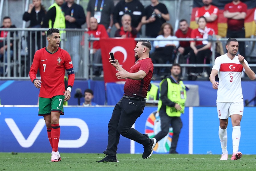 UEFA intensificará la seguridad en los estadios para evitar más invasiones de cancha