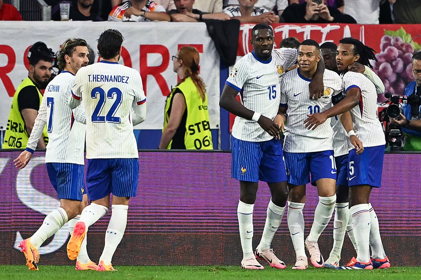 Francia, a pesar de los problemas de definición, supera a Austria en su debut