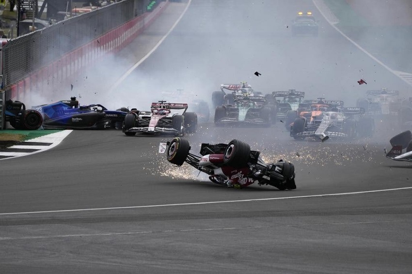 Guanyu Zhou sufre escalofriante accidente en el inicio del Gran Premio de Gran Bretaña