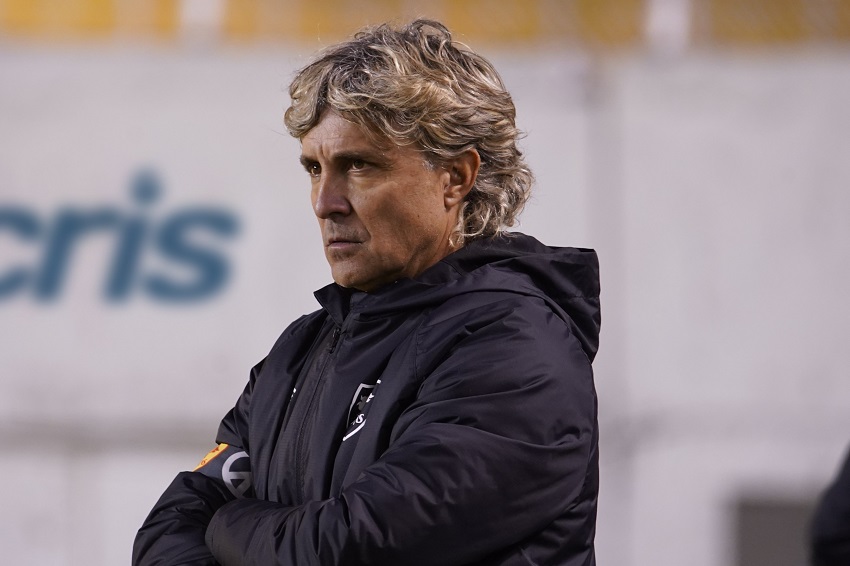 Aucas anuncia la desvinculación de "mutuo acuerdo" del entrenador Héctor Bidoglio