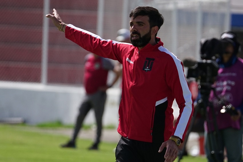 El entrenador Iván Vázquez y cuatro jugadores quedan fuera de Técnico Universitario, según informe