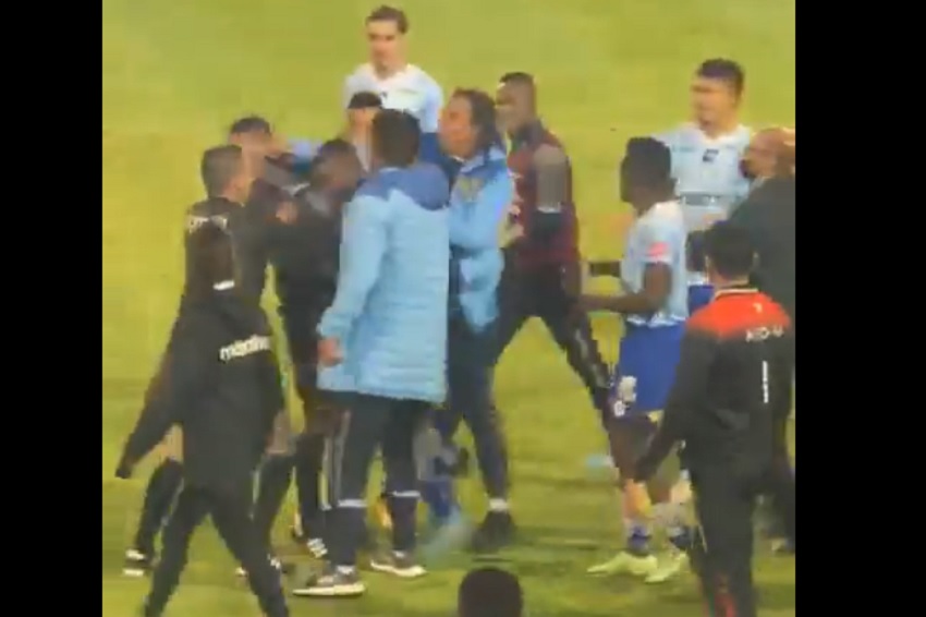 El árbitro Alex Cajas, agredido por Héctor Lautaro Chiriboga tras sancionar un penal