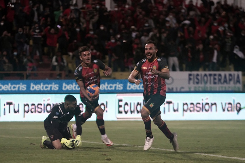 Deportivo Cuenca vence a Liga de Quito y se recupera tras amargo debut (Video)