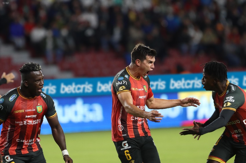 Deportivo Cuenca atraganta la victoria de Liga de Quito y le saca un punto de visitante