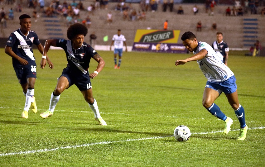 9 de Octubre, en polémico encuentro, rescata en el final un empate con Liga de Quito