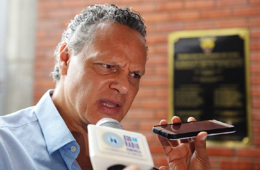 "Marlon Vera, usted es un sinvergüenza. No puede pitar un solo partido más", arremete Esteban Paz