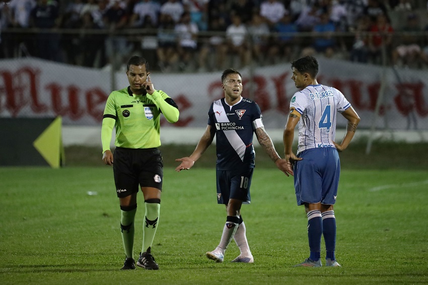 En Liga de Quito cuestionan al árbitro Marlon Vera y consideran que "hubo algo más allá de lo deportivo"