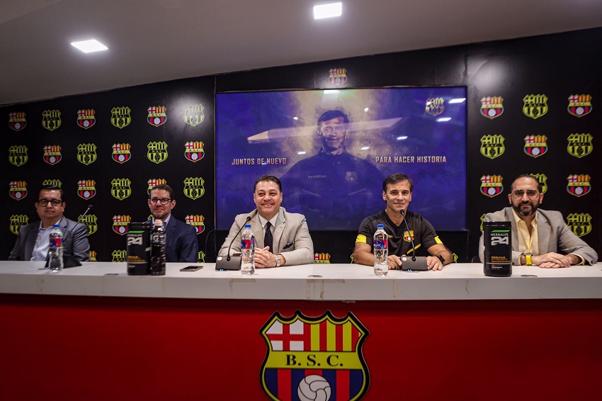 Fabián Bustos dirige su primera práctica y es presentado en Barcelona