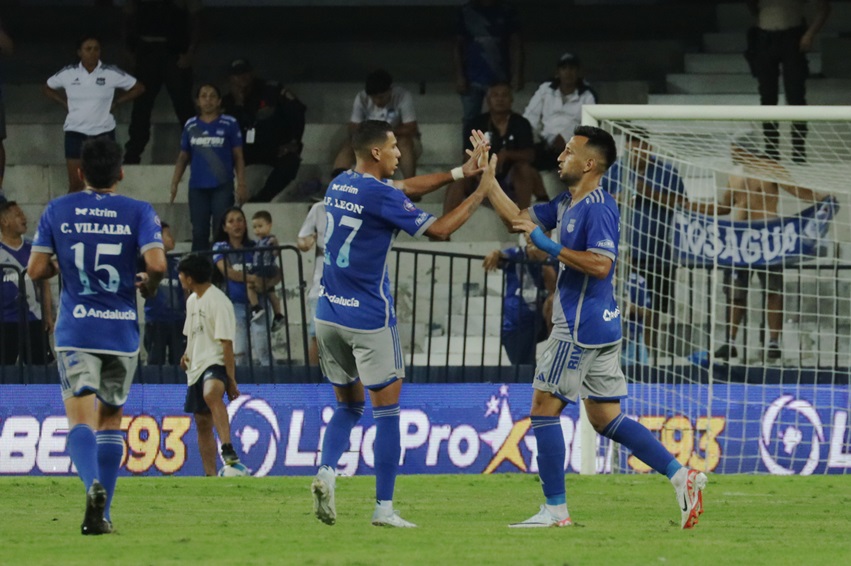 Emelec recurre a la pelota detenida y logra dramática remontada frente a un Deportivo Cuenca que jugará Sudamericana