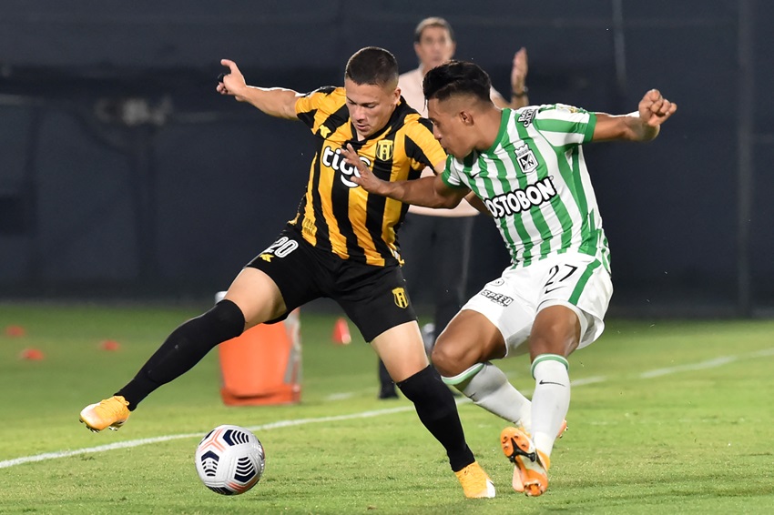 Técnico Universitario incorpora al volante paraguayo Milton Maciel