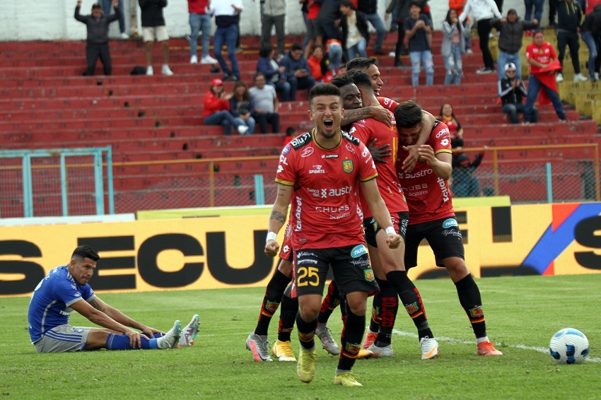 Deportivo Cuenca, con un cabezazo de Vilinton Branda, vence en el final a Emelec