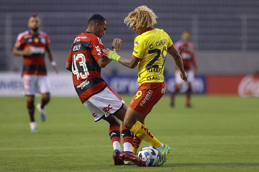 Carlos Cuero renueva su contrato con Aucas por varias temporadas