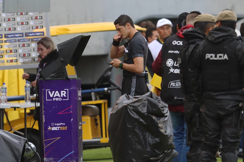 Aucas expresa su "profundo rechazo" debido a "malas decisiones arbitrales" y "mala implementación" del VAR