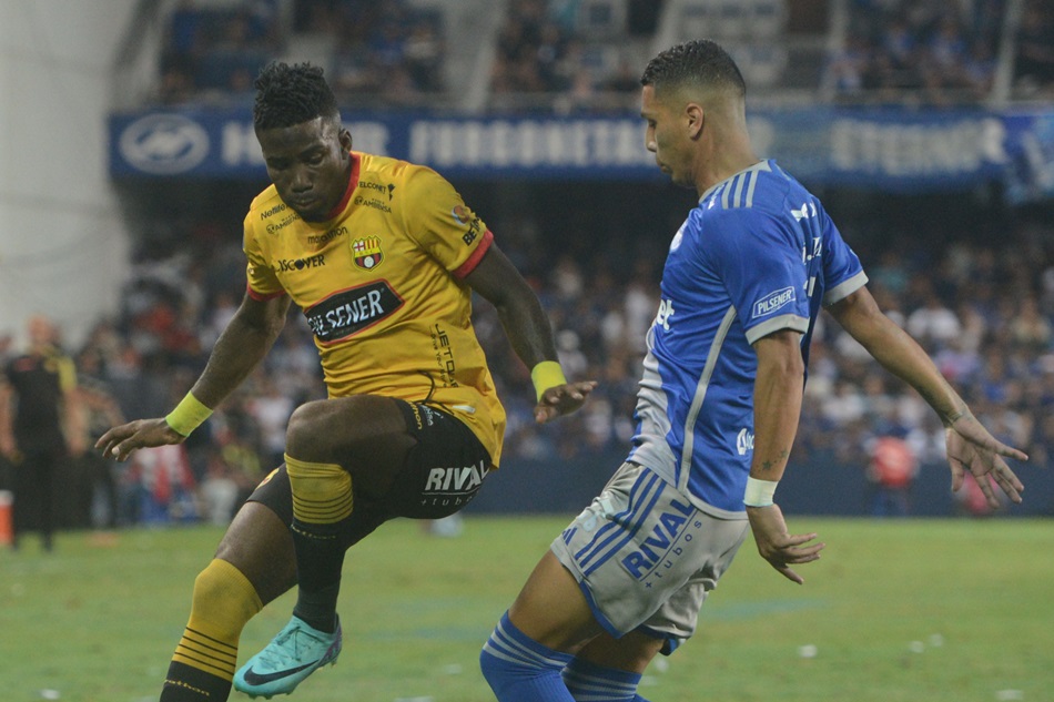 Luis Fernando León afirma sentirse "tranquilo" por el aporte individual en Emelec y se pronuncia sobre su futuro