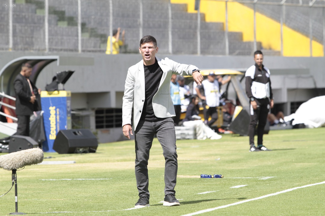 Aucas anuncia la renovación de contrato del técnico Gabriel Pereyra