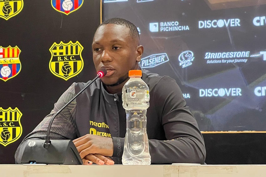 Aníbal Chalá afirma que hizo "todo de frente" sobre su salida de Emelec y llega con grandes expectativas a Barcelona