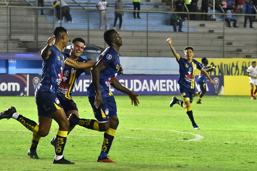 Delfín responde con remontada sobre Real Tomayapo y se ilusiona con la clasificación