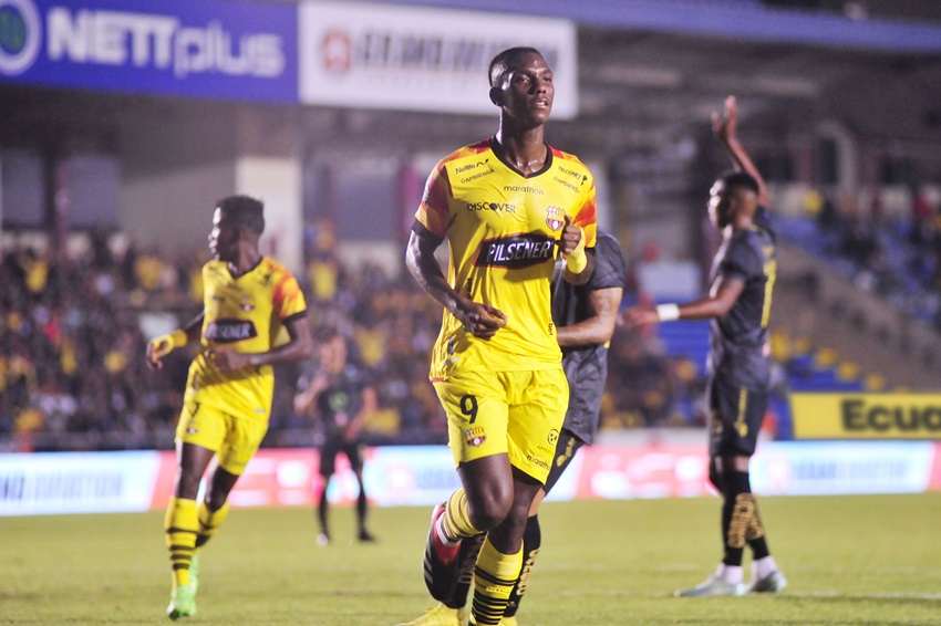 El Barcelona es el club más interesado en Allen Obando, revela Antonio Álvarez
