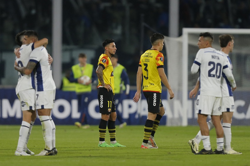 Barcelona, que da ventajas en el primer tiempo, pierde ante Talleres y queda eliminado