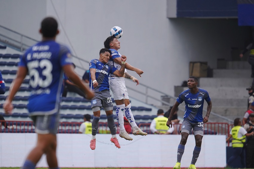 Emelec hace daño con el juego aéreo, rescata el empate y deja complicado a Imbabura
