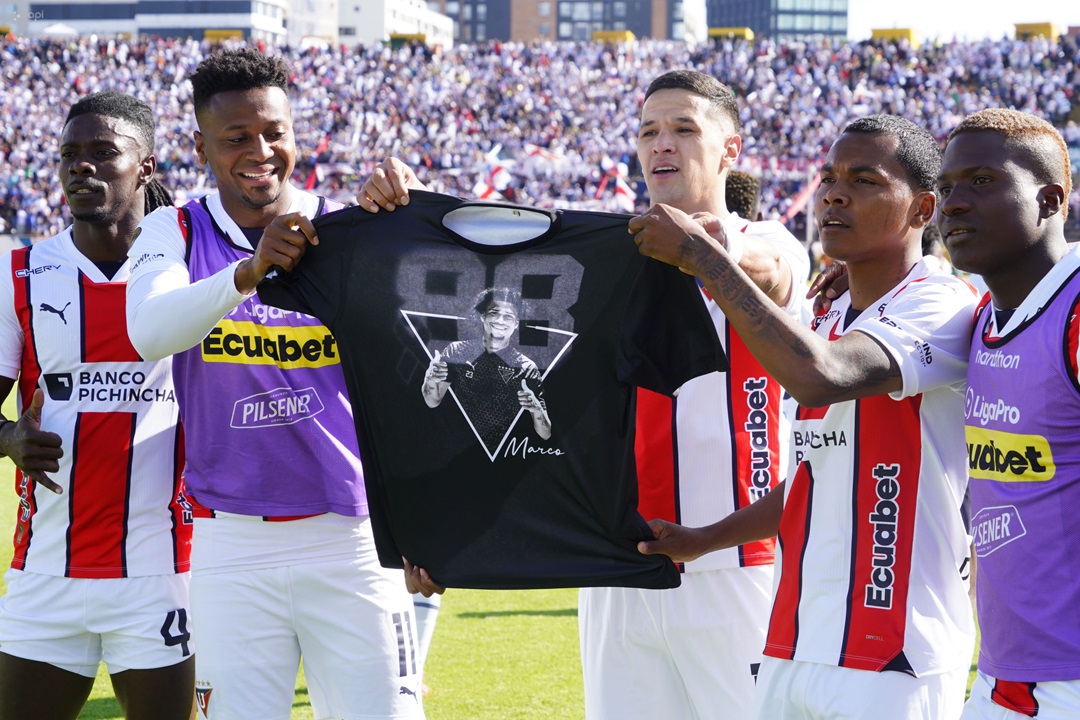 Liga de Quito, comandado por un triplete de Alex Arce, derrota a Universidad Católica y sigue firme en la pelea