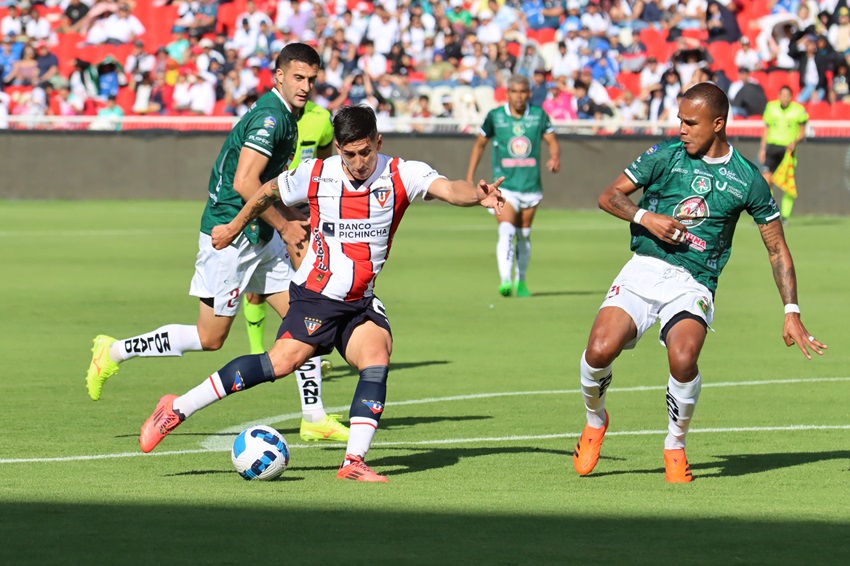 Mushuc Runa presiona en el final y se lleva el empate ante Liga de Quito que cede el liderato