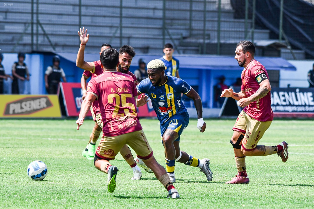 Deportivo Cuenca, en debut del técnico Norberto Araujo, se lleva el empate contra Delfín en duelo con protagonismo de los porteros