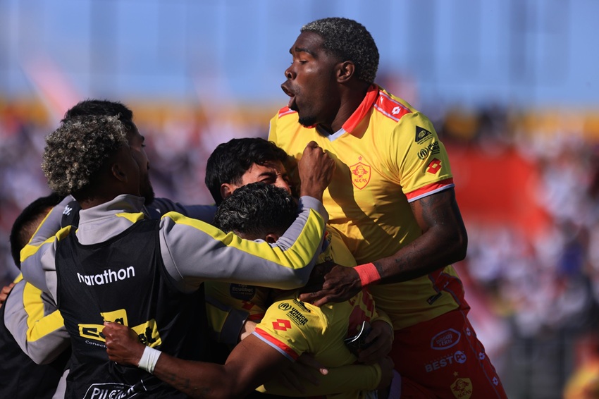 Aucas destraba de entrada y cierra espacios para imponerse a Liga de Quito