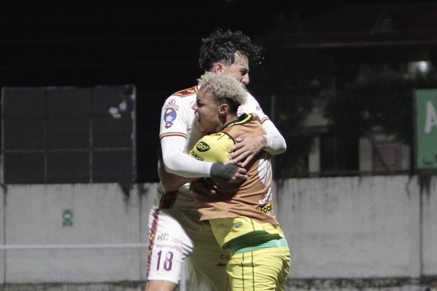 Deportivo Cuenca golpea en momentos claves a Baños Ciudad de Fuego y avanza a octavos en la Copa Ecuador