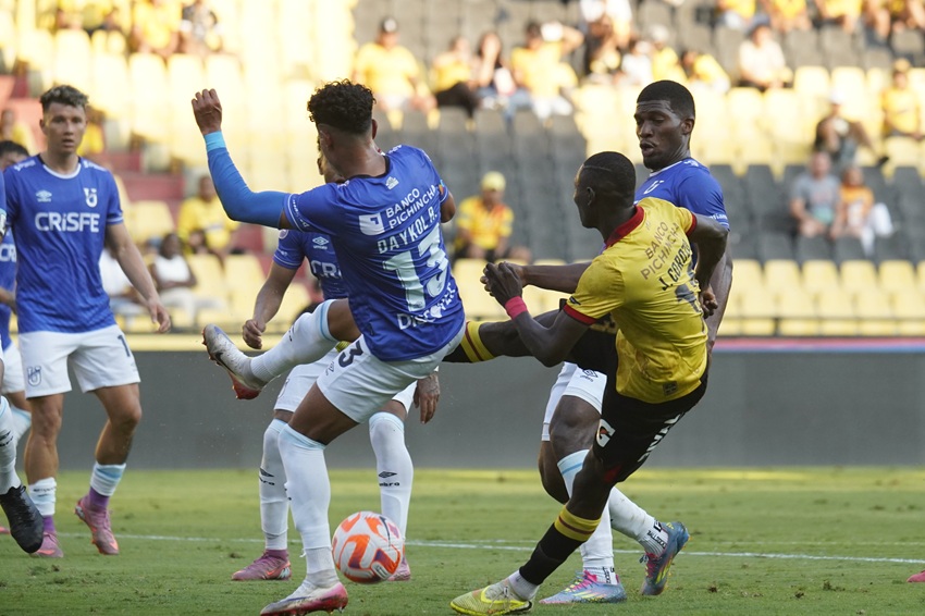 Universidad Católica aprovecha error defensivo para llevarse el empate contra Barcelona