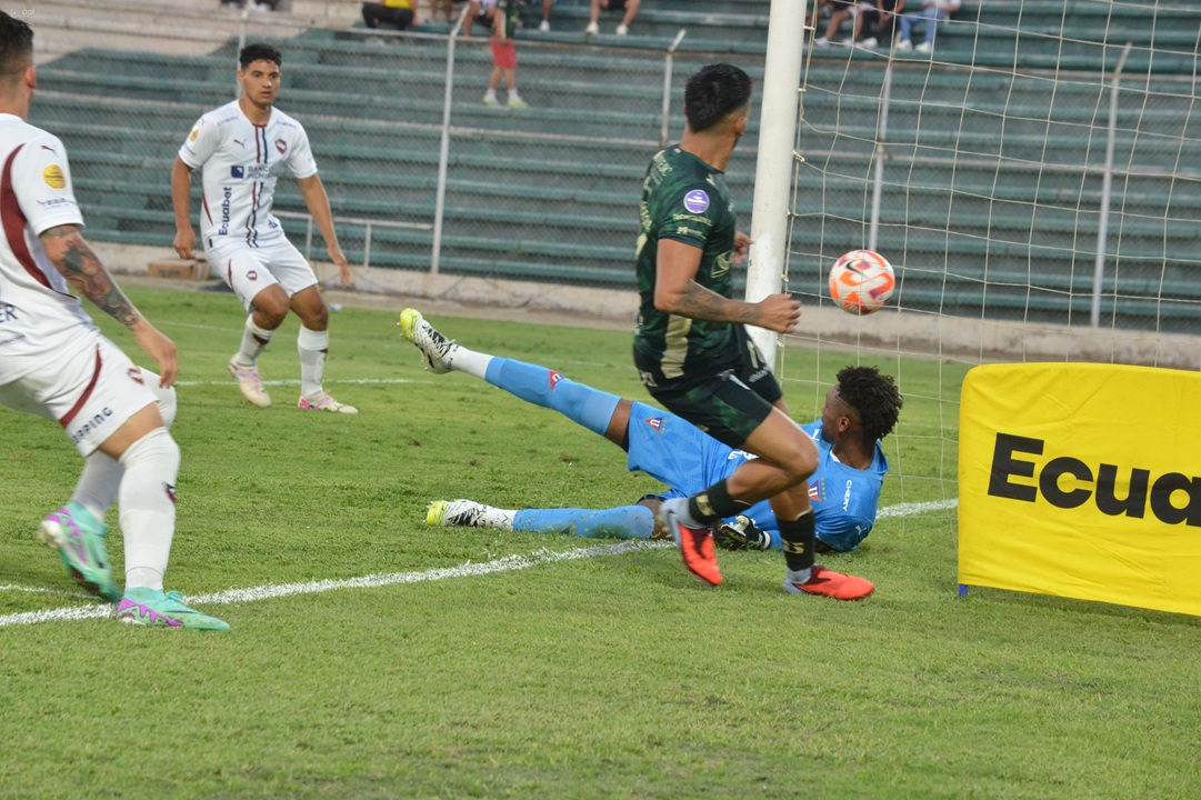 Orense remonta y deja a Liga de Quito sin posibilidades de título