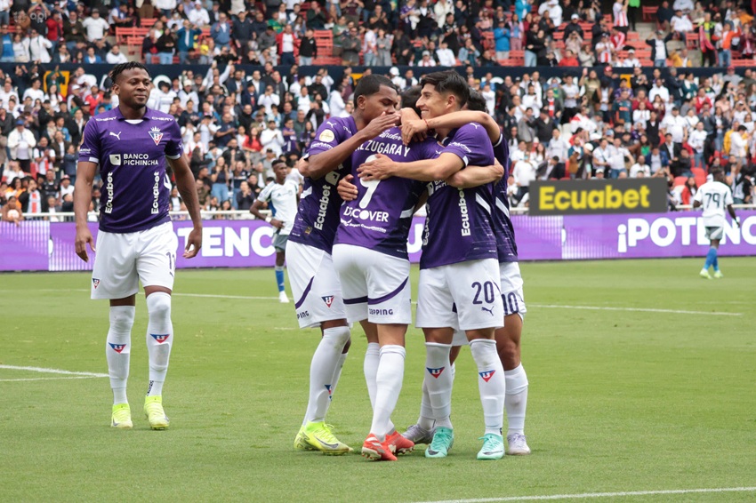 Liga de Quito expone los problemas defensivos de Emelec y asegura el triunfo en el final