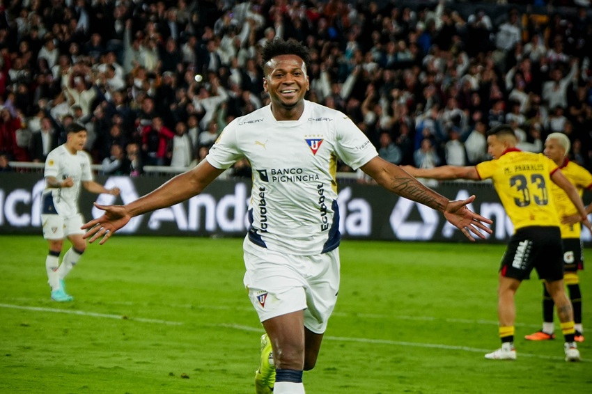 Liga de Quito causa estragos con el juego aéreo ante Barcelona y presiona por el liderato