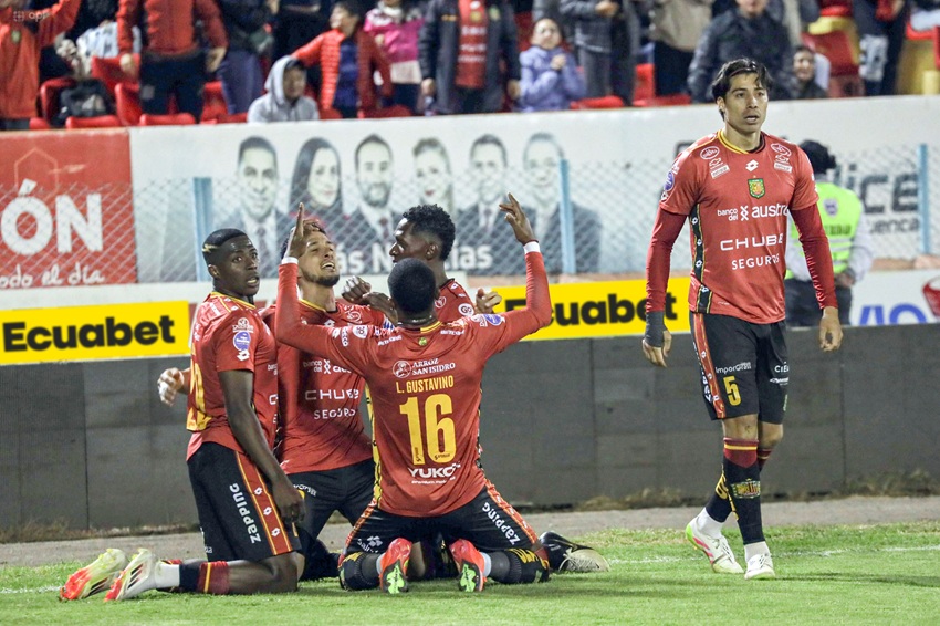 Deportivo Cuenca resuelve en la táctica fija, presiona por la cima y alarga la crisis de Mushuc Runa