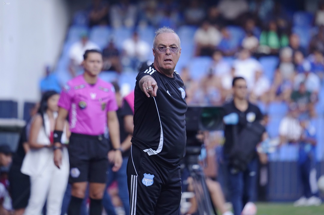 Emelec destituye a Jorge Célico tras el empate contra Delfín