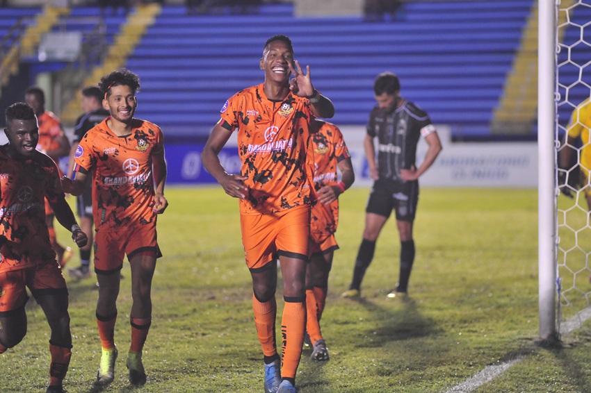 Libertad, con triplete de Eber Caicedo, vence con autoridad a Técnico Universitario