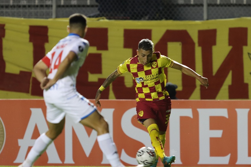 Aucas anuncia el regreso del extremo argentino Mario Sanabria