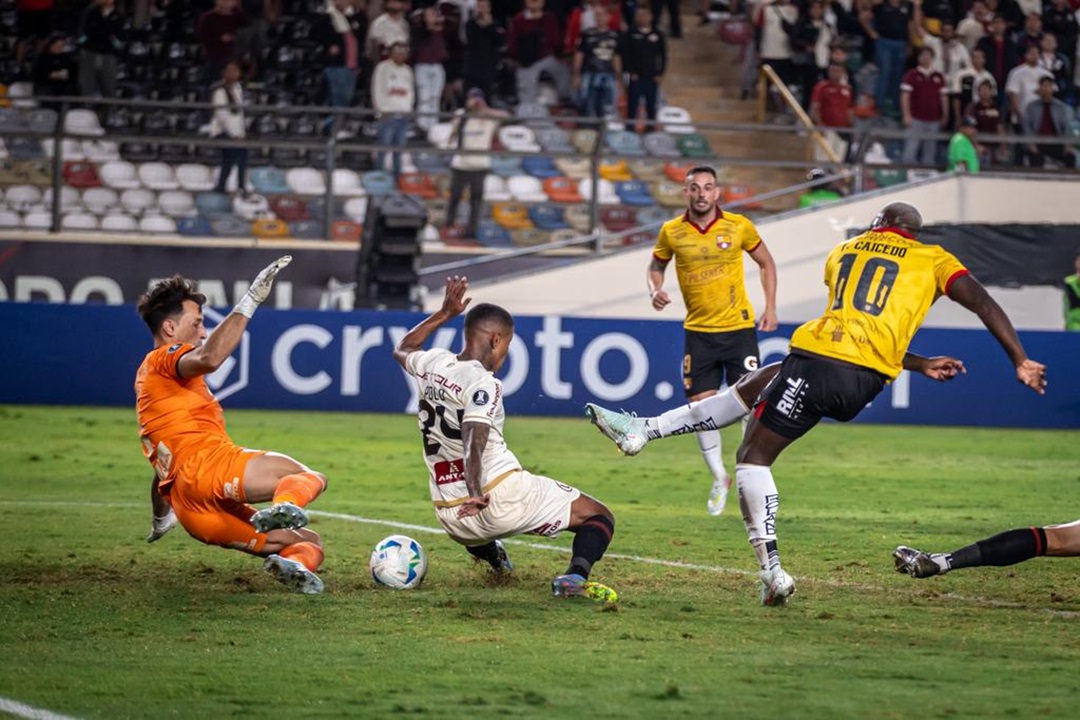 Barcelona cae ante Universitario y queda al borde de la eliminación