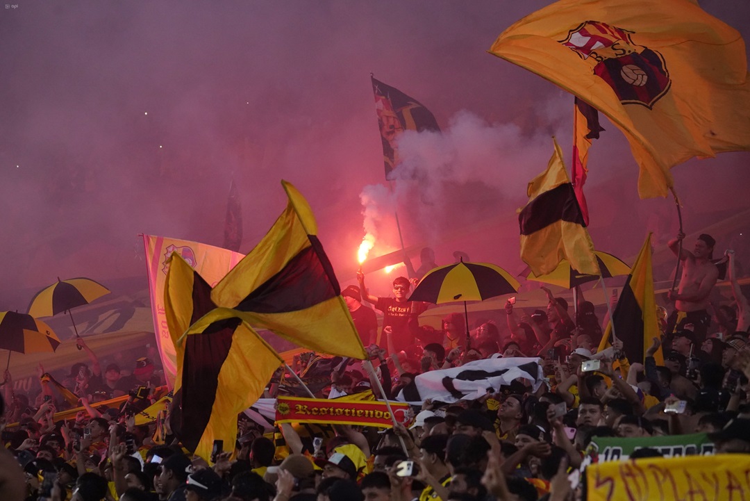 Barcelona deberá pagar más de $20.000 en multas por encender pirotecnia y varias infracciones en el Clásico del Astillero