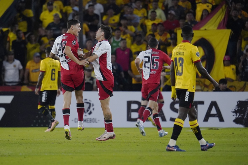 Barcelona, que paga caro los errores, pierde ante River Plate y se compromete