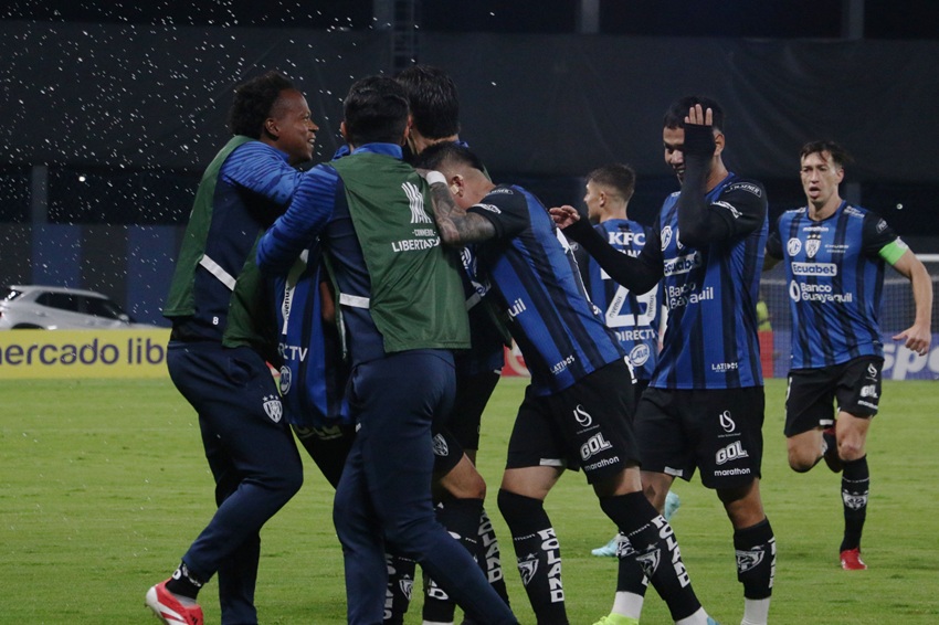 Independiente del Valle remonta con golazos a un triste Barcelona y se consuela con la Sudamericana
