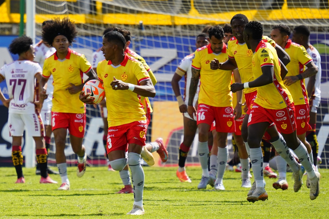 Aucas reacciona en ventaja numérica y remonta un duelo directo a Deportivo Cuenca