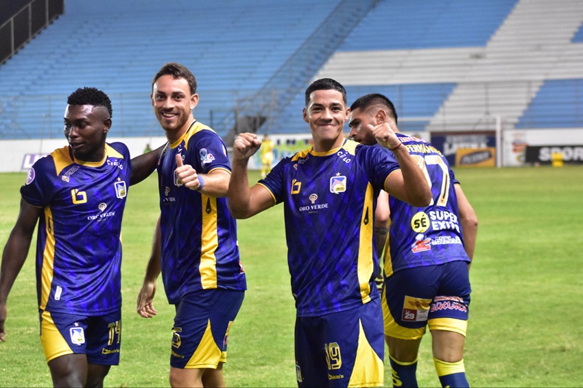 Delfín aprovecha la ventaja numérica para vencer a Deportivo Cuenca en partido marcado por las polémicas